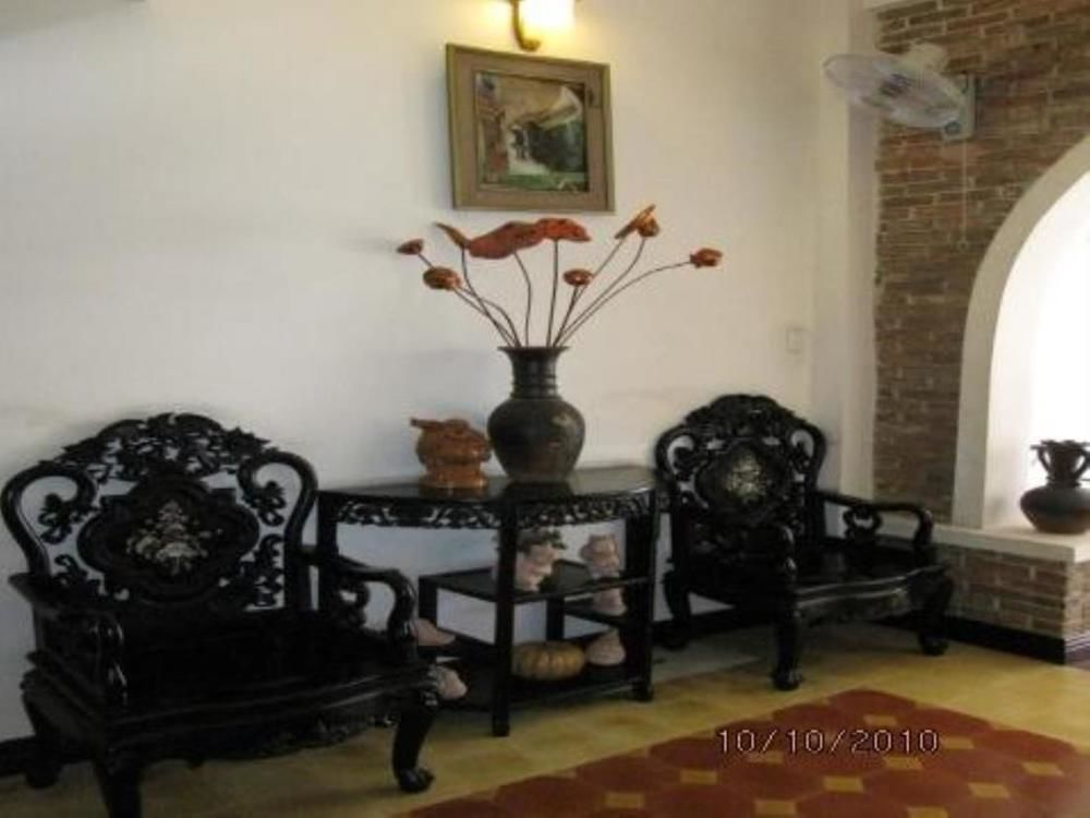 Hong Khách sạn *